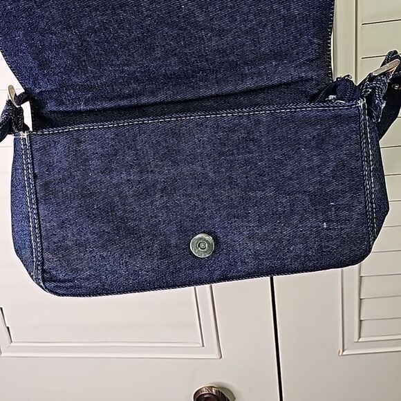 Denim Shoulder Bag by Venezia Jeans Blue Silvertone Hardware zip closure & snap - Picture 5 of 9